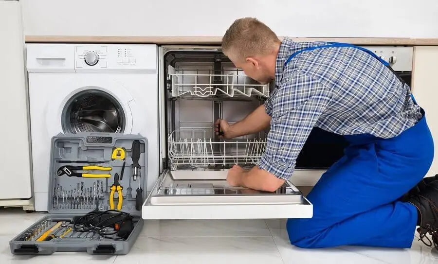 Urla Protherm servisi teknisyen ekibi beyaz eşya tamiri yaparken